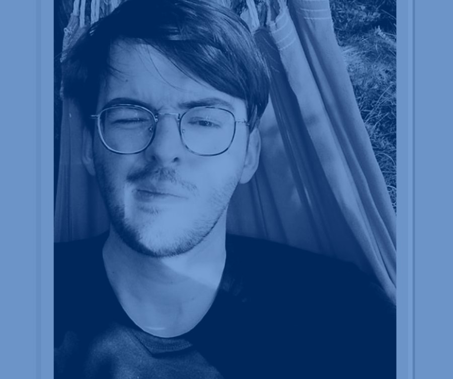 Selfie młodego mężczyzny, leżącego w hamaku. Na twarzy ma okulary korekcyjne, wygłupia się, ma śmieszną minę. Na zdjęcie został nałożony niebieski filtr.